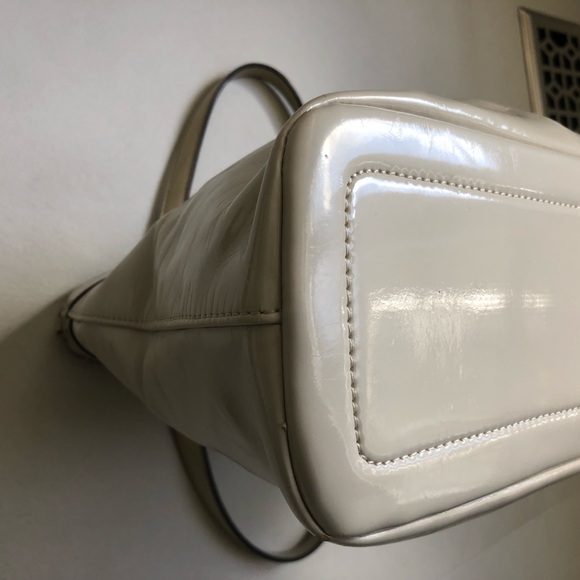 Vintage Mario Valentino Patent Leather Shoulder bag w/bow. Cream leather EUC - Picture 7 of 13